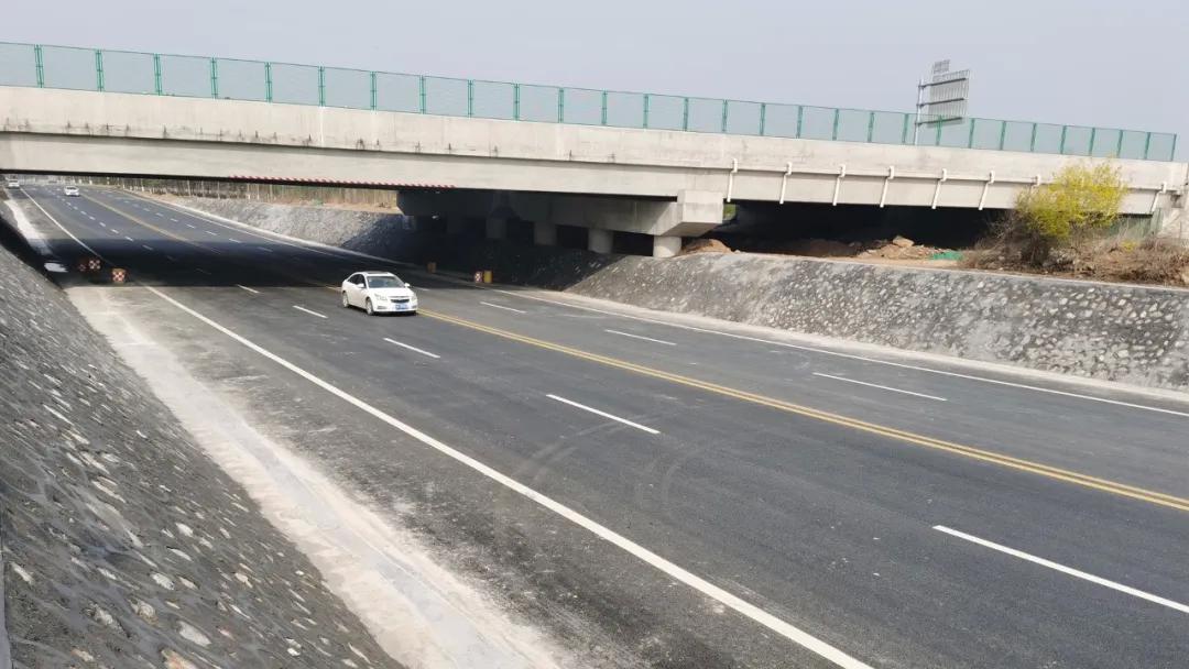 石家庄身边事新元高速303省道分离立交桥引道正式通车