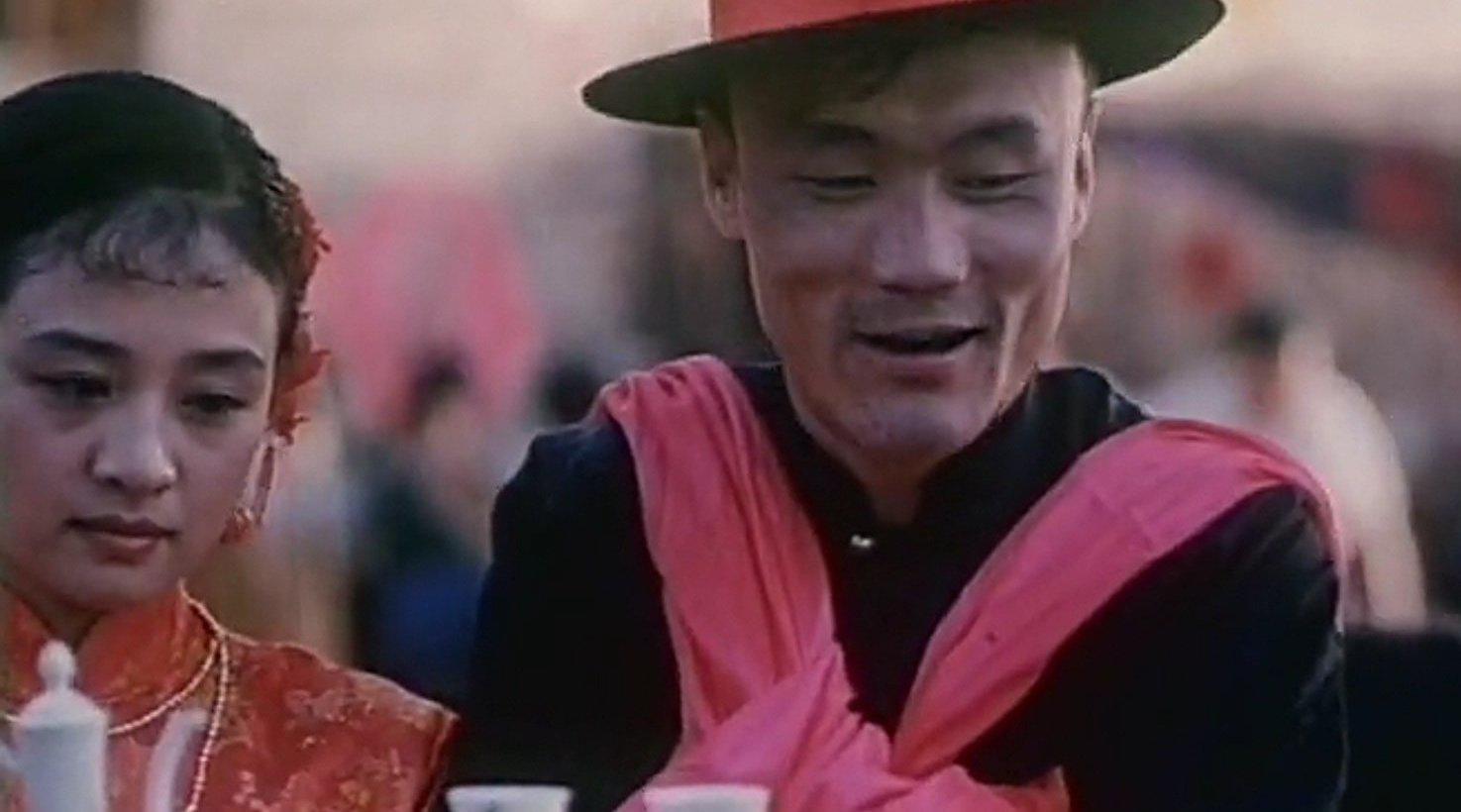 漂亮女孩为还债,嫁给傻子,可傻子对她又踢又咬!