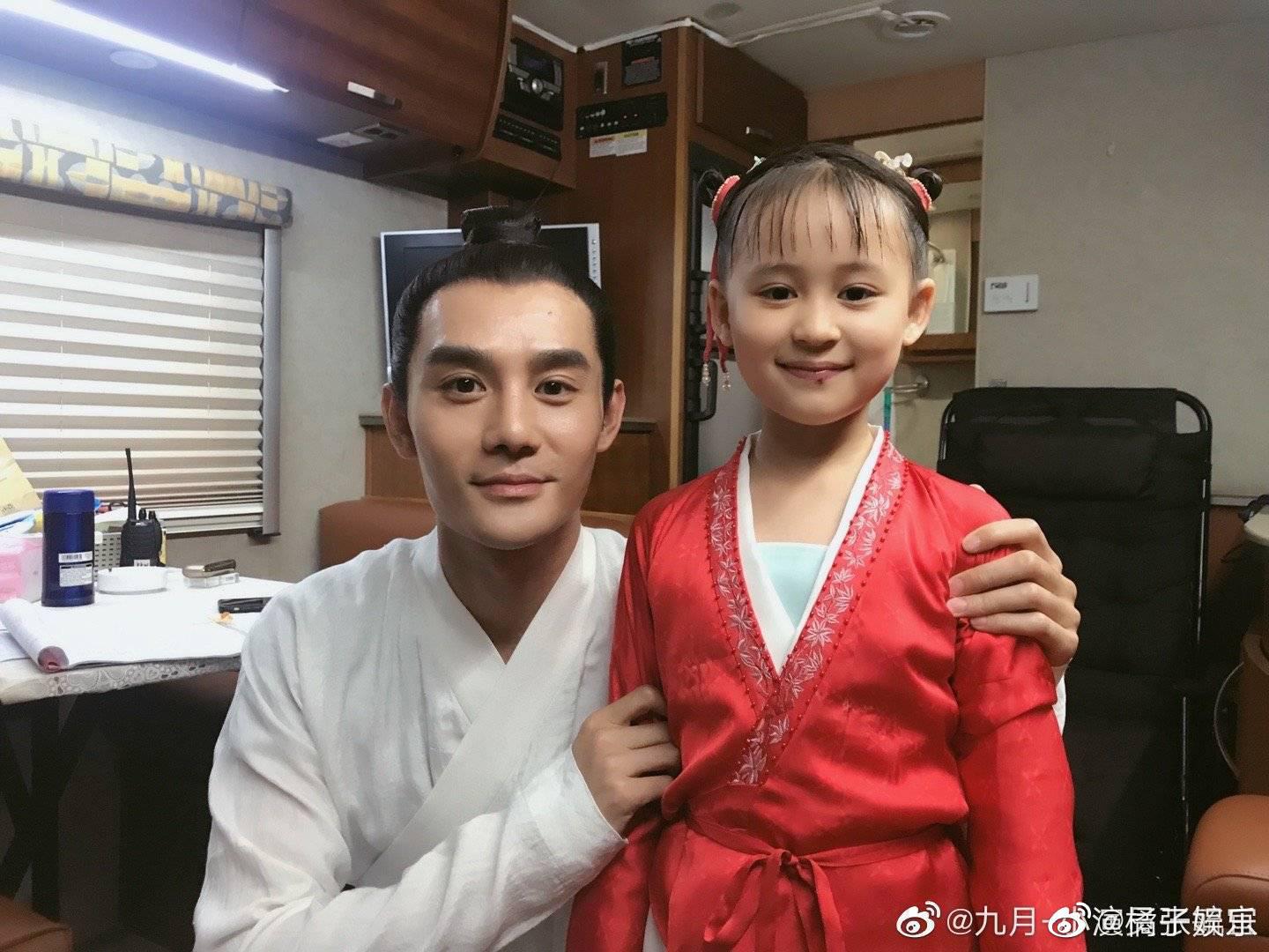 和孩子合影时会主动迁就他们身高的#王凯[超话]# ,人好nice啊,细致又