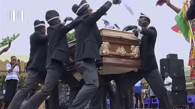 黑人抬棺材高清版来了,一个严肃的事情,弄得这么欢乐