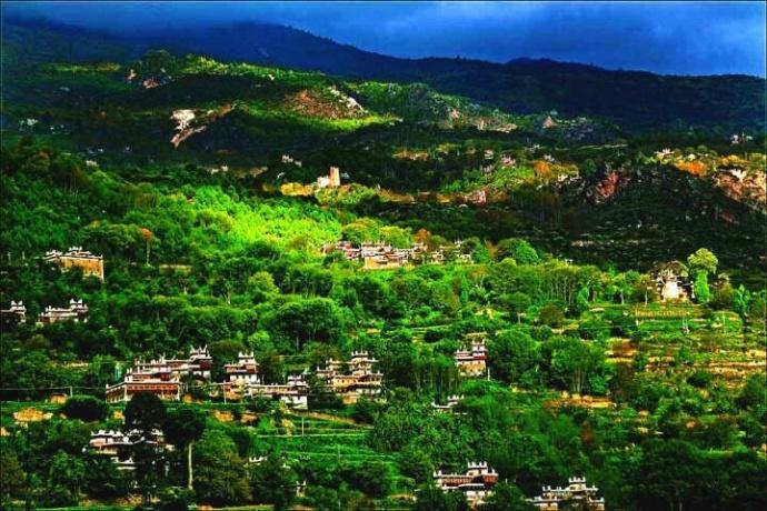 寨房与茂林相融合,偶有潺潺溪流声……|溪流|甲居藏寨|旅游攻略_新浪