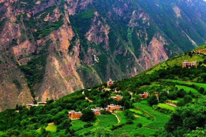 寨房与茂林相融合,偶有潺潺溪流声……|溪流|甲居藏寨|旅游攻略_新浪