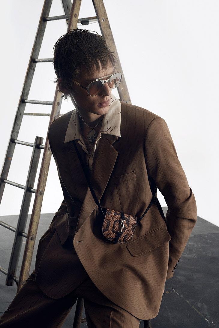 zara man 2020春夏季广告,凳子与梯子的戏份很重!