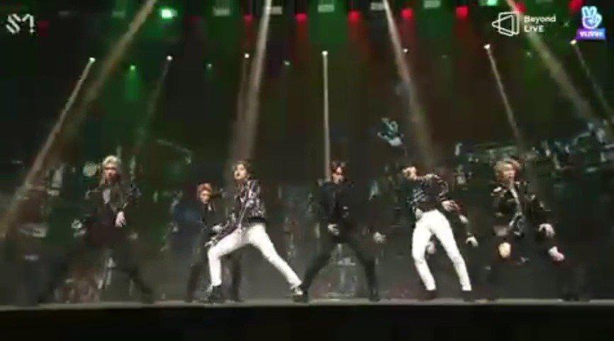 今天下午举行的线上演唱会“Beyond LIVE”上……_新浪新闻