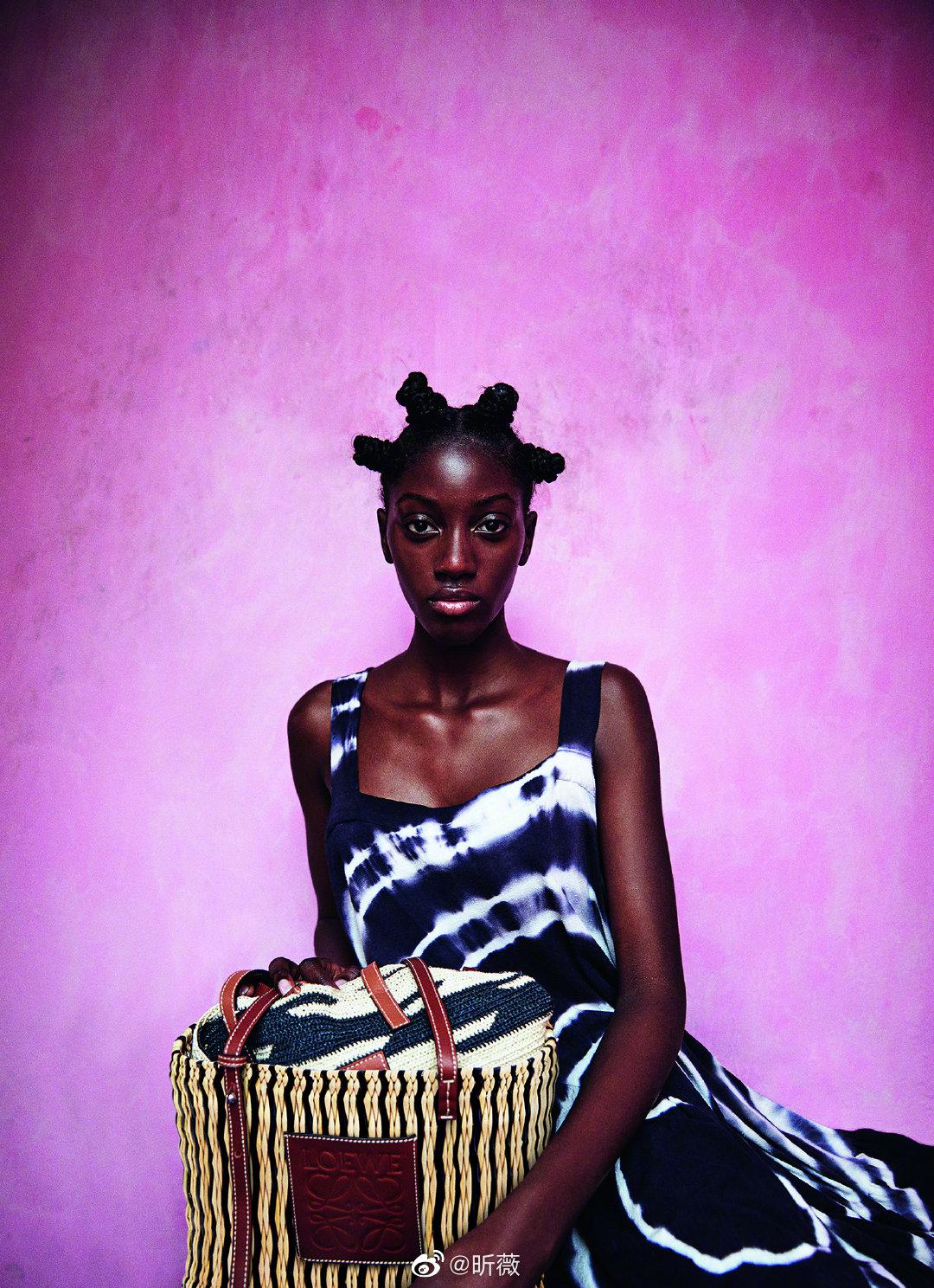 loewe今年的paulas ibiza系列传达了"一种洒脱的态度"