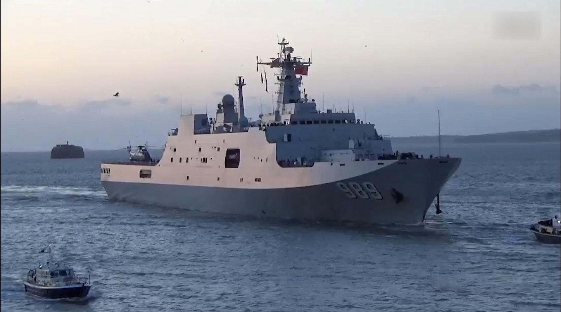 中国海军访问英国时,长白山舰抵达朴茨茅斯港,场景太让人震撼了