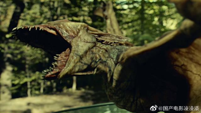 科幻电影:猫女骑上蝙蝠摩托,实在太拉风,这辆很适合她!