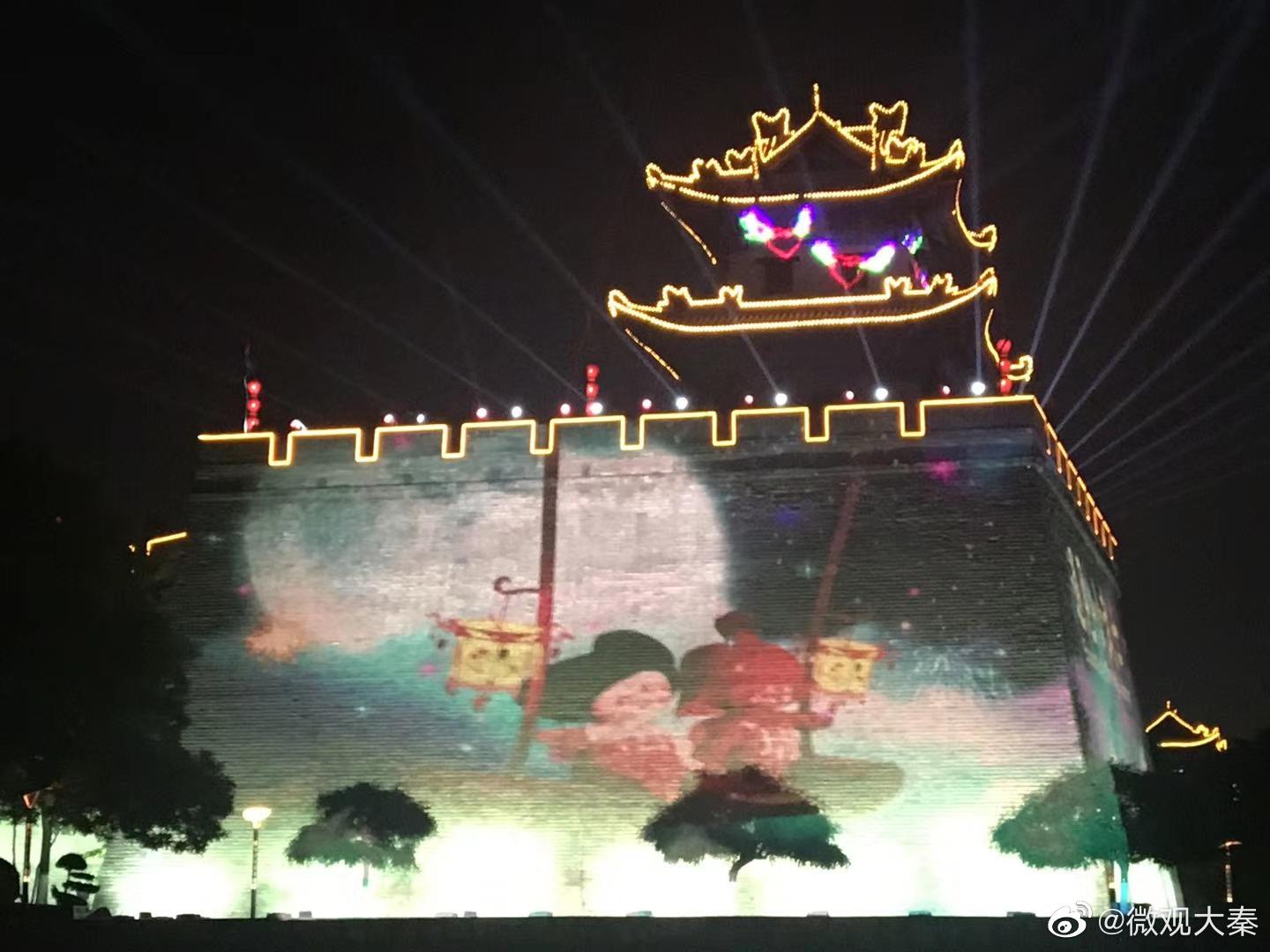 五一将至，西安城墙东南城角灯光秀璀璨夺目……