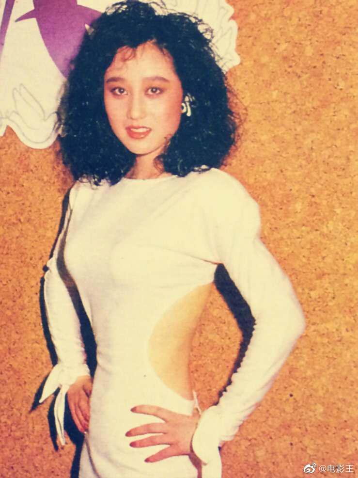 利智这身材我是真的可,看这绝世小蛮腰,一只手就可以握住了啊