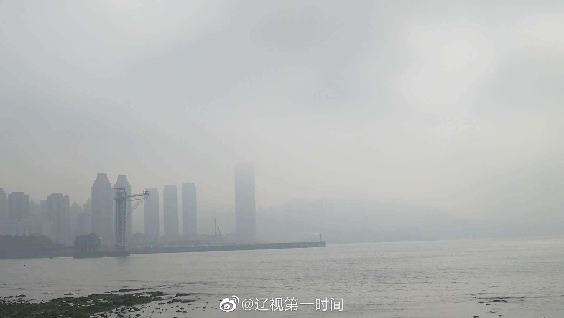 大连：晨间，云雾缭绕，山岳潜形。（大连李兆纲）