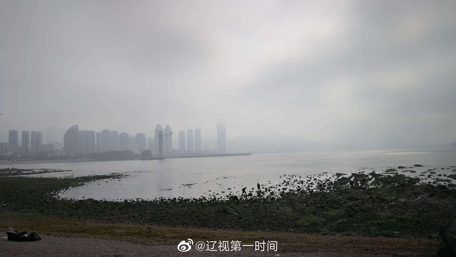 大连：晨间，云雾缭绕，山岳潜形。（大连李兆纲）