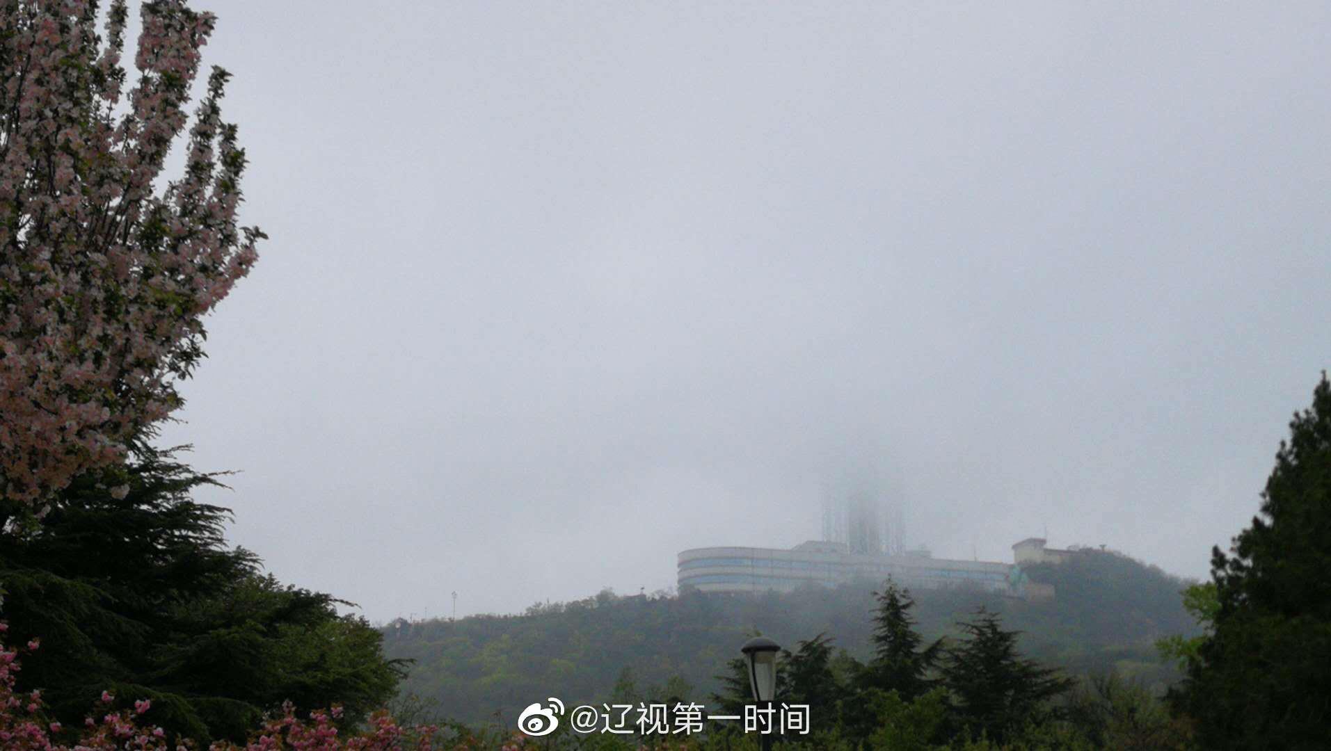 大连：晨间，云雾缭绕，山岳潜形。（大连李兆纲）