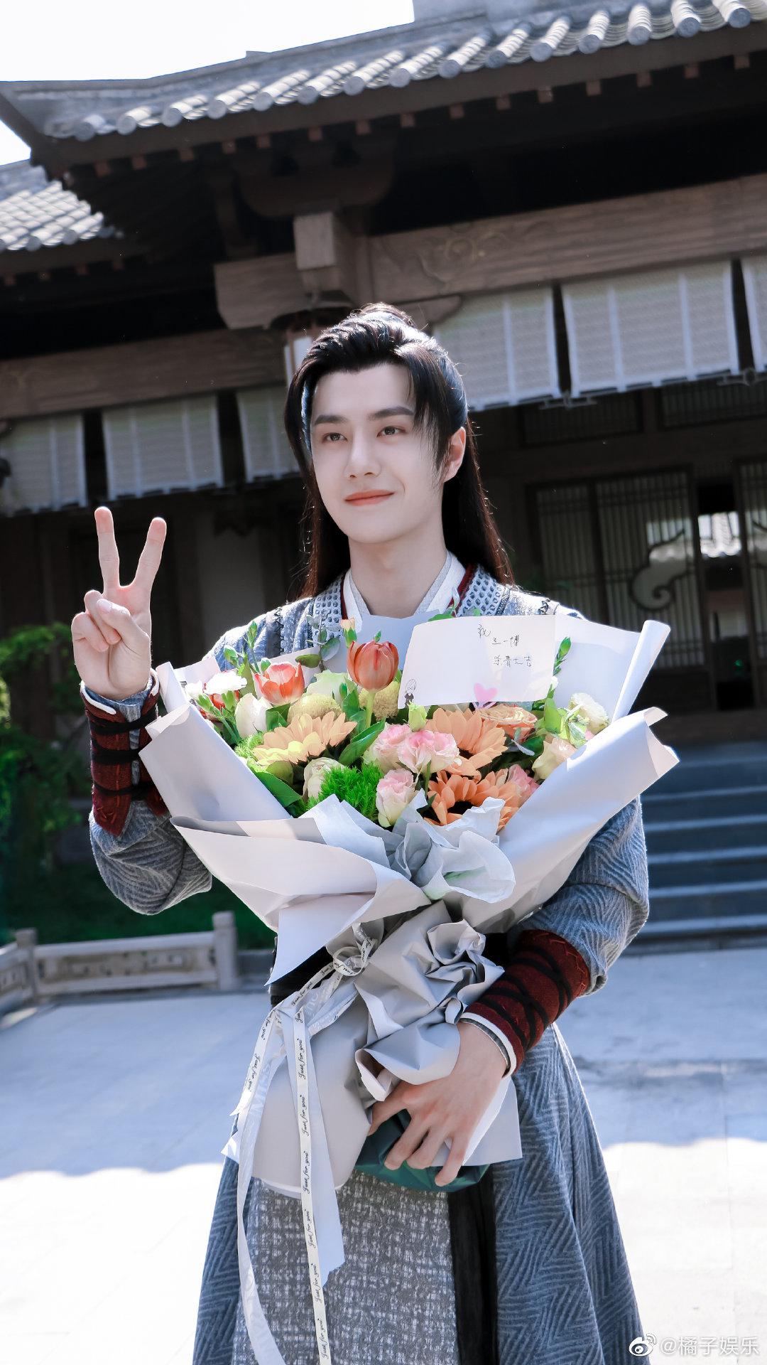 剪刀手~括弧笑~是王甜甜对吧|王甜甜|括弧|王一博_新浪新闻