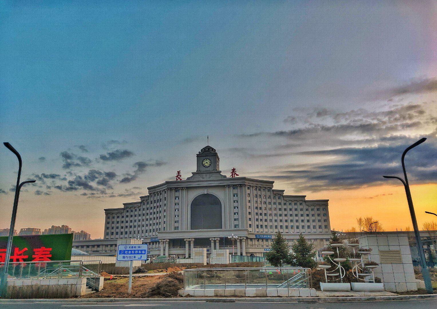 清晨四点半的长春站,乌云笼罩曙光下的宁静.(图by