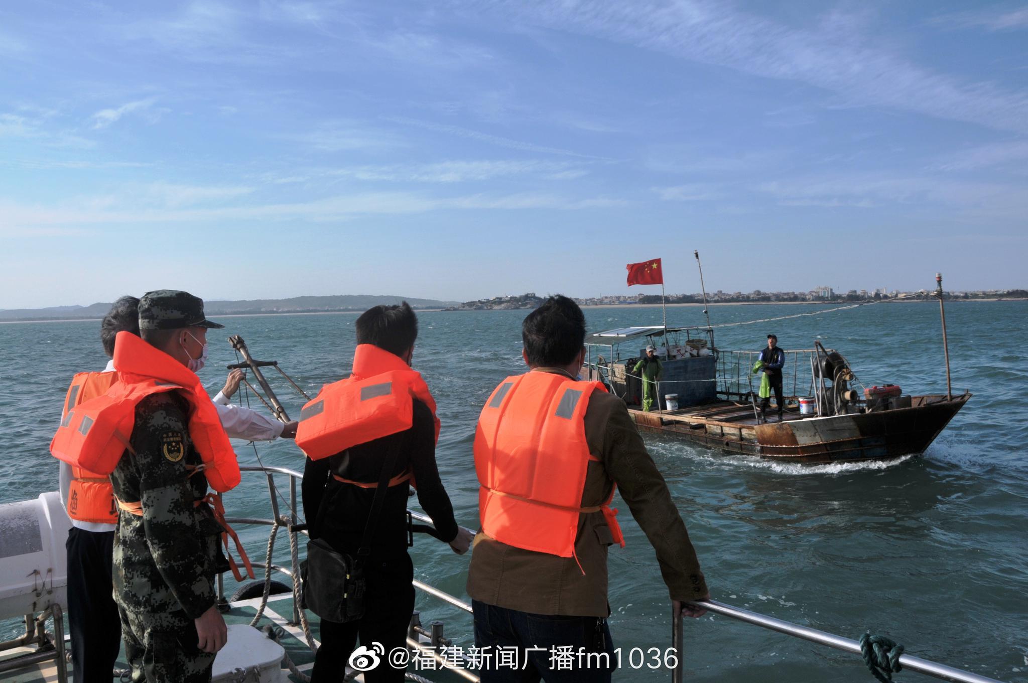 平凡的坚守五一假期第一天,泉州海警局继续海上巡逻