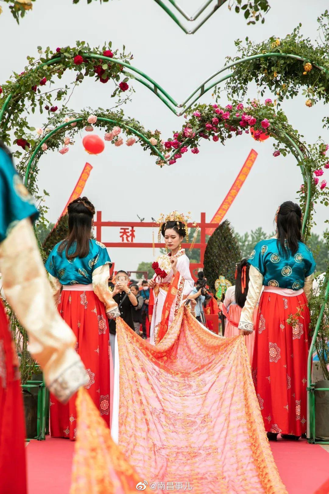 南昌唐式婚礼再现99对新人举行集体婚礼