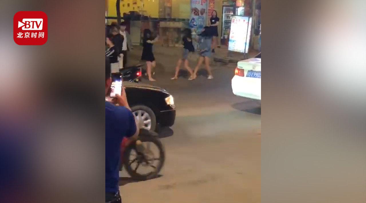 雷州14岁女孩与人打架 持刀划断劝架者手指