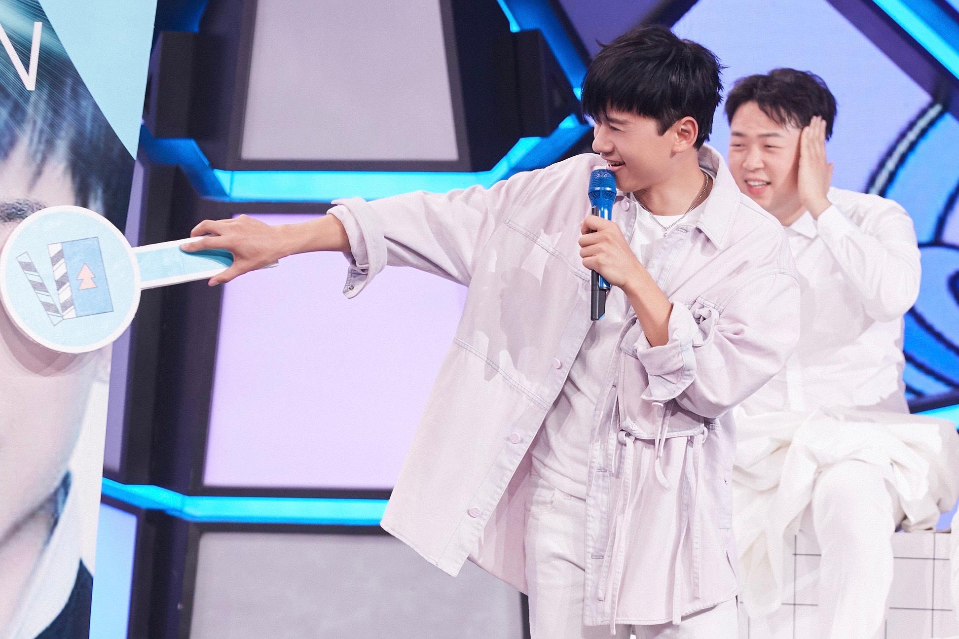 今晚《快乐大本营》的现场照来啦 参与游戏时全情投入的"动" 新