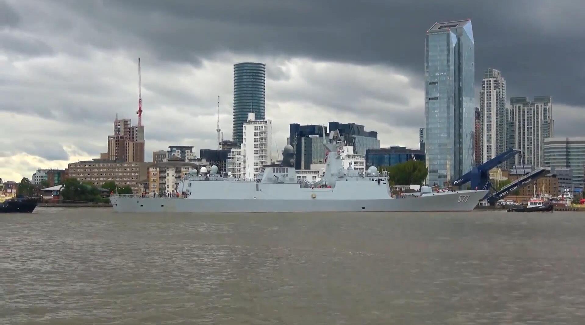 中国海军黄冈号护卫舰,离开伦敦西印度码头,超清画面非常壮观!