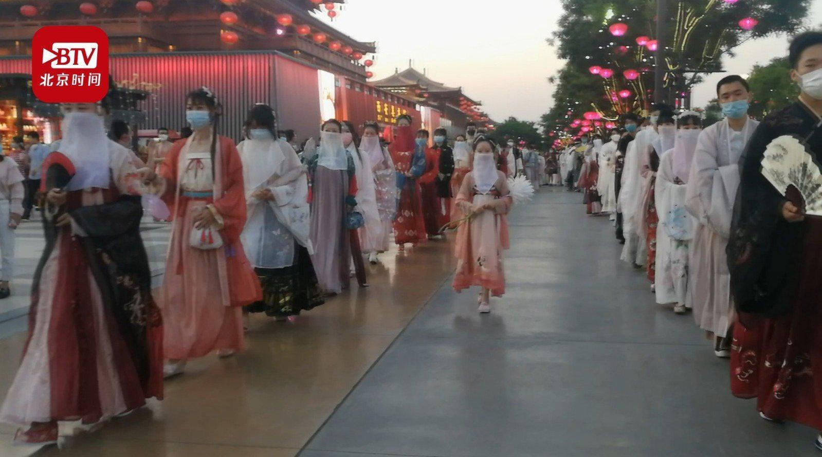 200名汉服爱好者戴口罩巡游:为大唐不夜城增添一抹亮色_手机新浪网