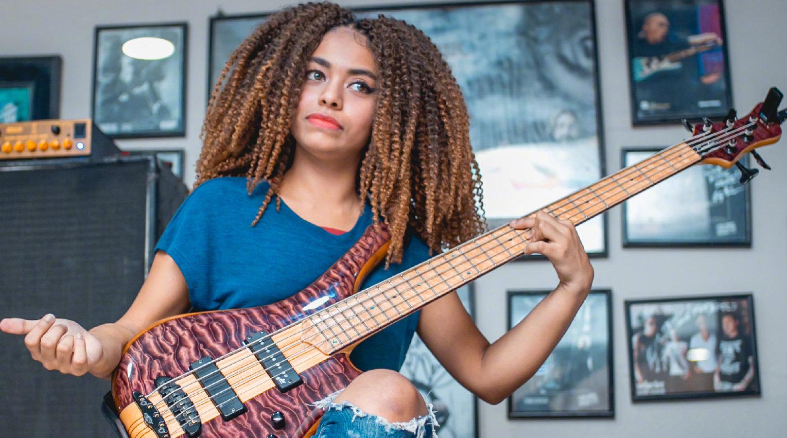 印度最年轻的女贝斯手mohini dey 出色电贝斯演奏