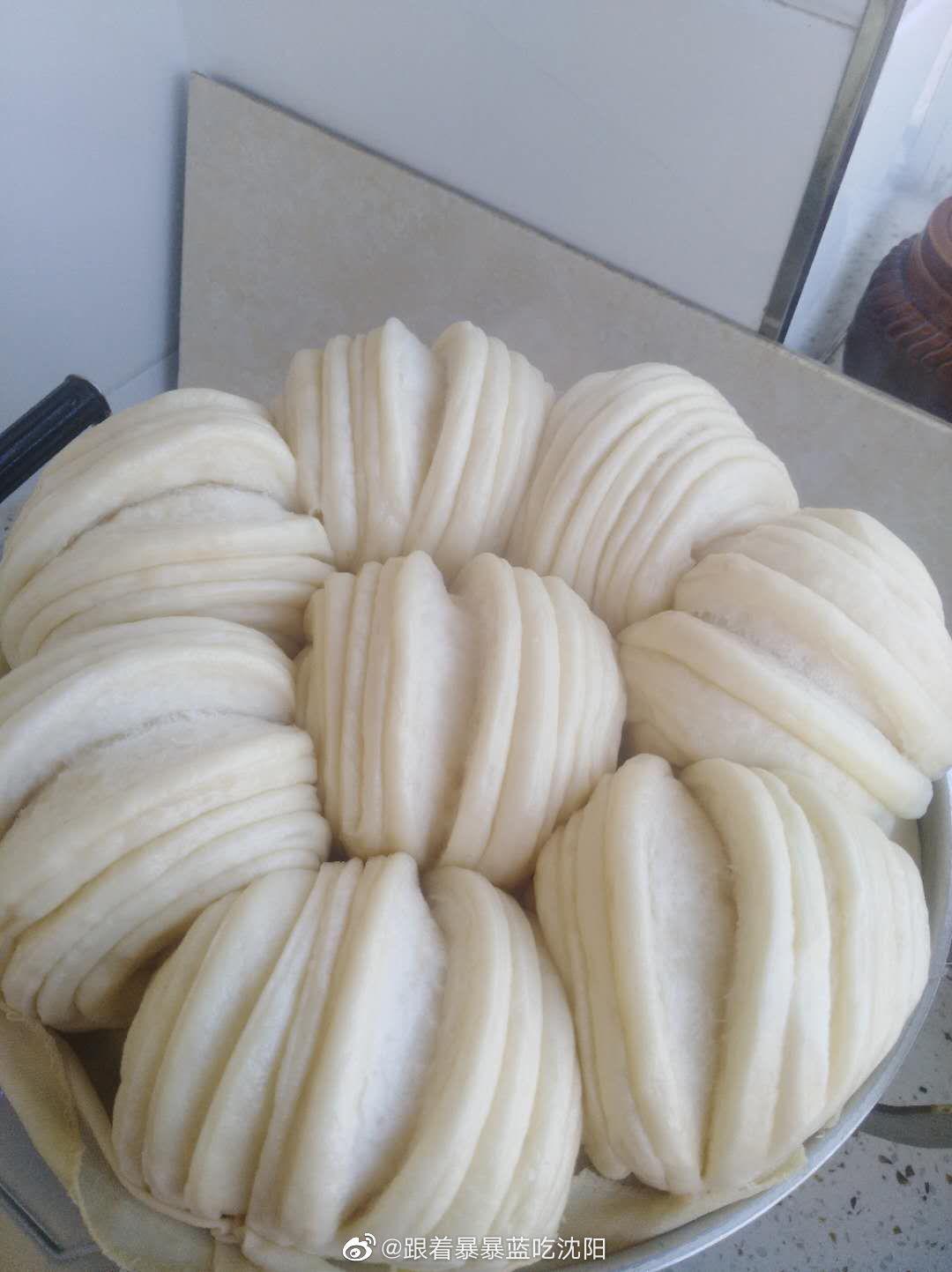 老妈蒸的大花卷,大得锅都放不下,可我还是一人造了一整个!