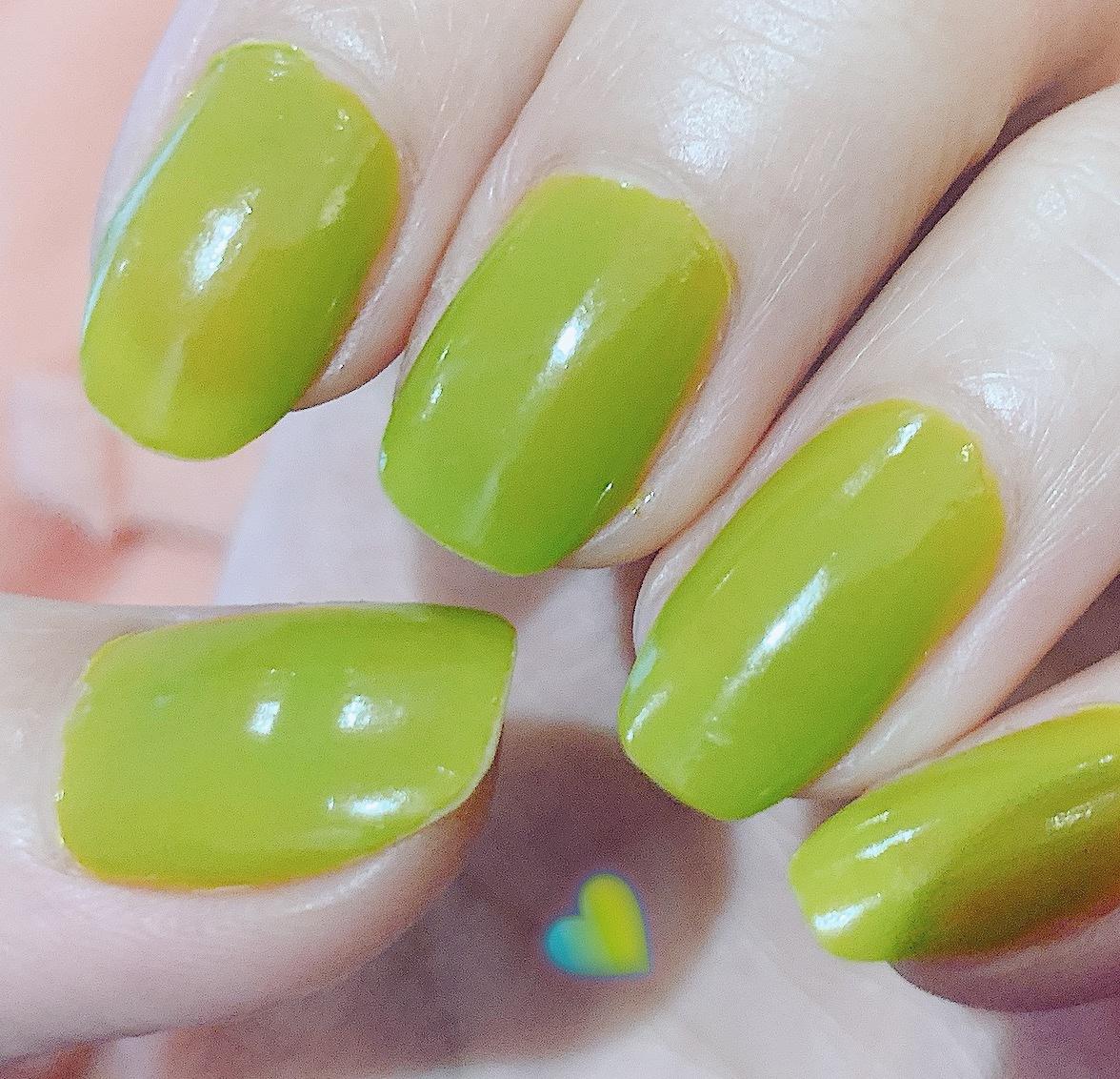 救命啊这是什么神仙咸菜绿指甲油也太太太显白了