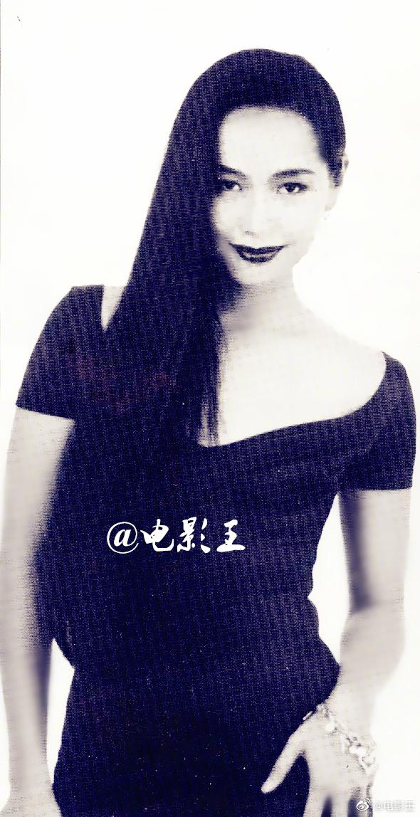 叶童的早期报道,小编评价她有一种结合了女人味和孩子气的性感