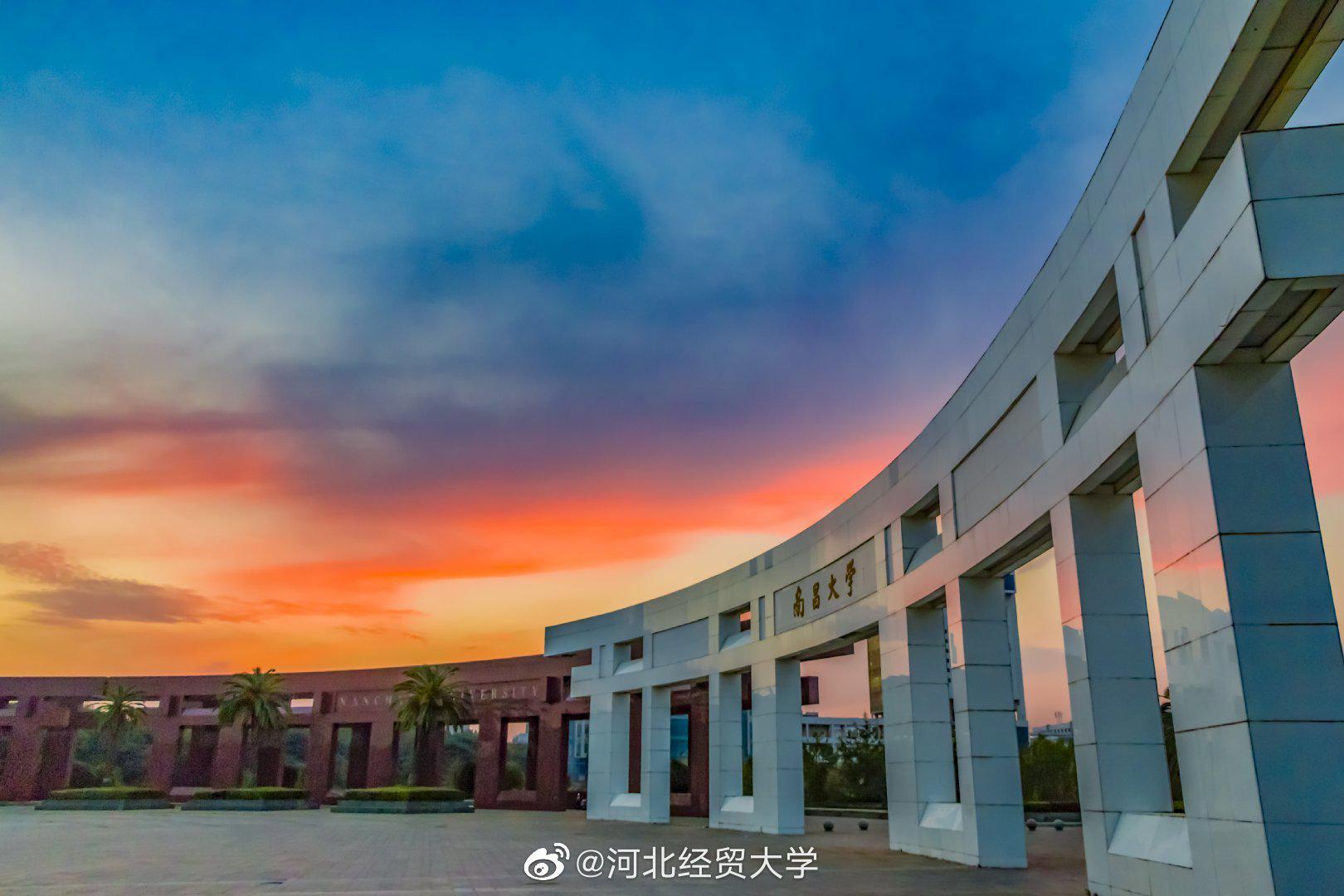 赣水之滨西山麓,前湖之畔好读书; 九十九载栉风雨