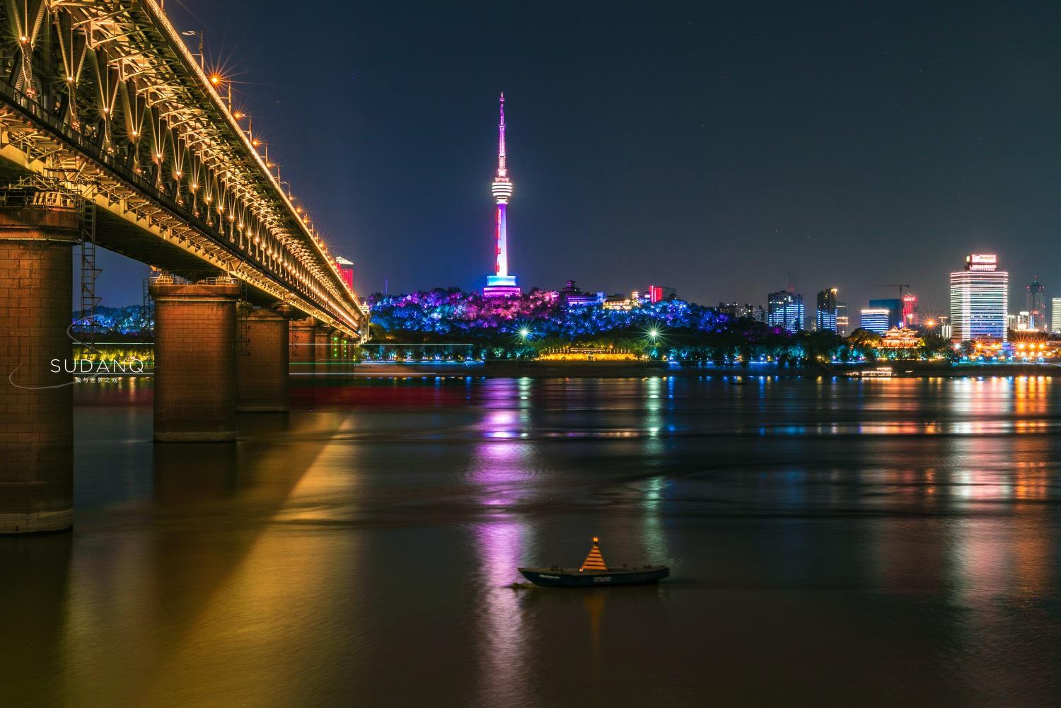 昨夜武汉长江大桥之夜色,真是霓虹璀璨,令人感动不已. 今夜