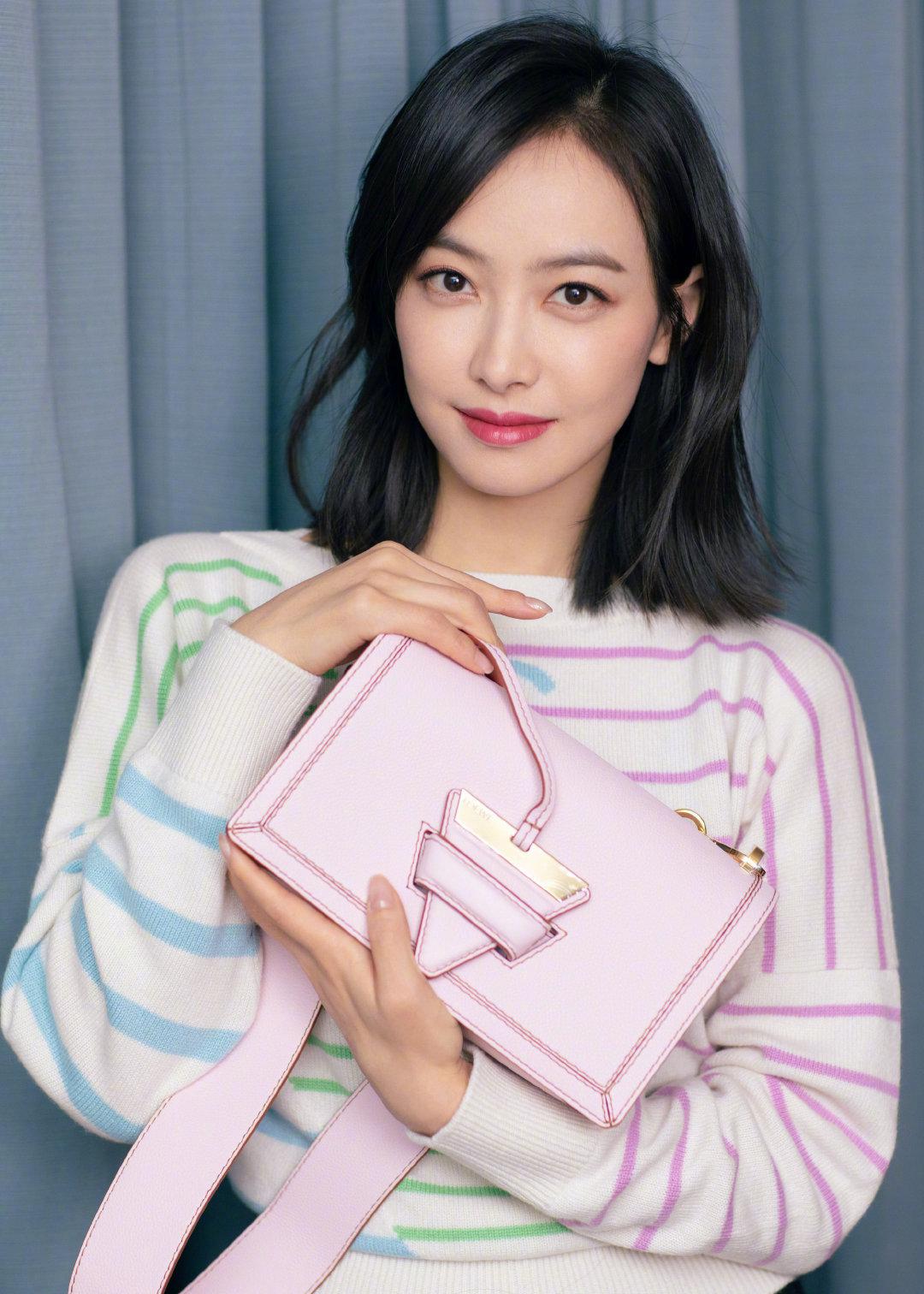 宋茜新鲜品牌海报大片,粉绿蓝的色彩搭配出春日的鲜活生机