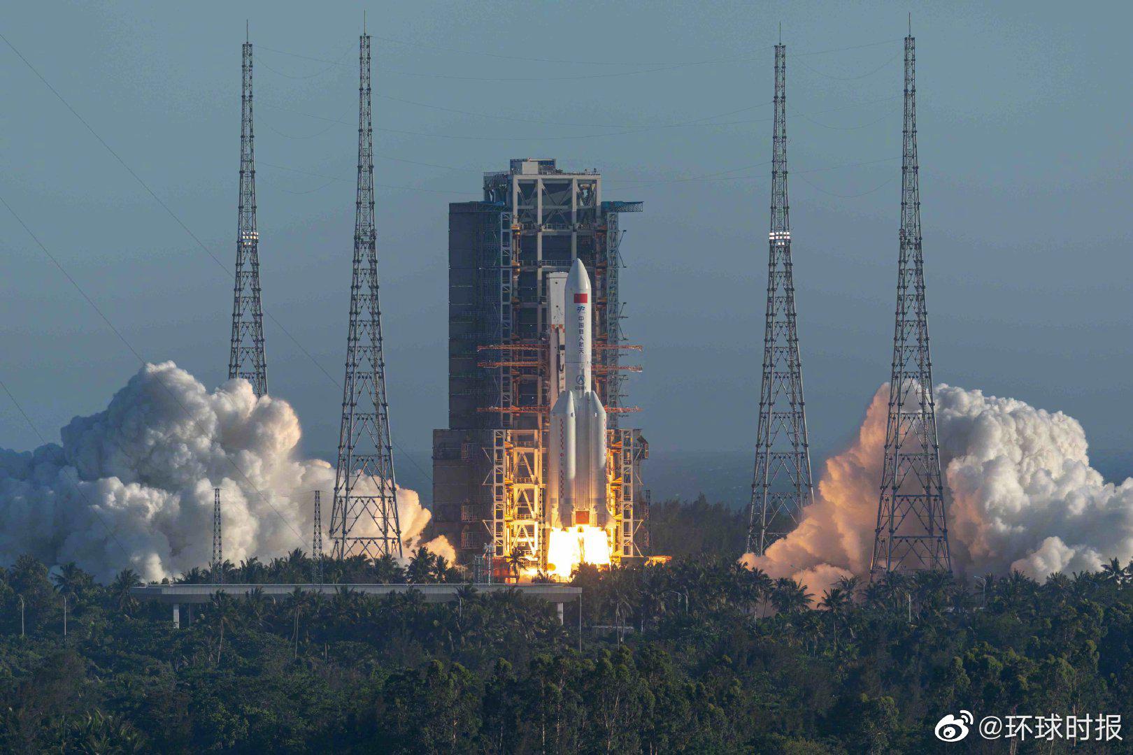搭载着我国新一代载人飞船试验船的长征五号b运载火箭在我国文昌航天