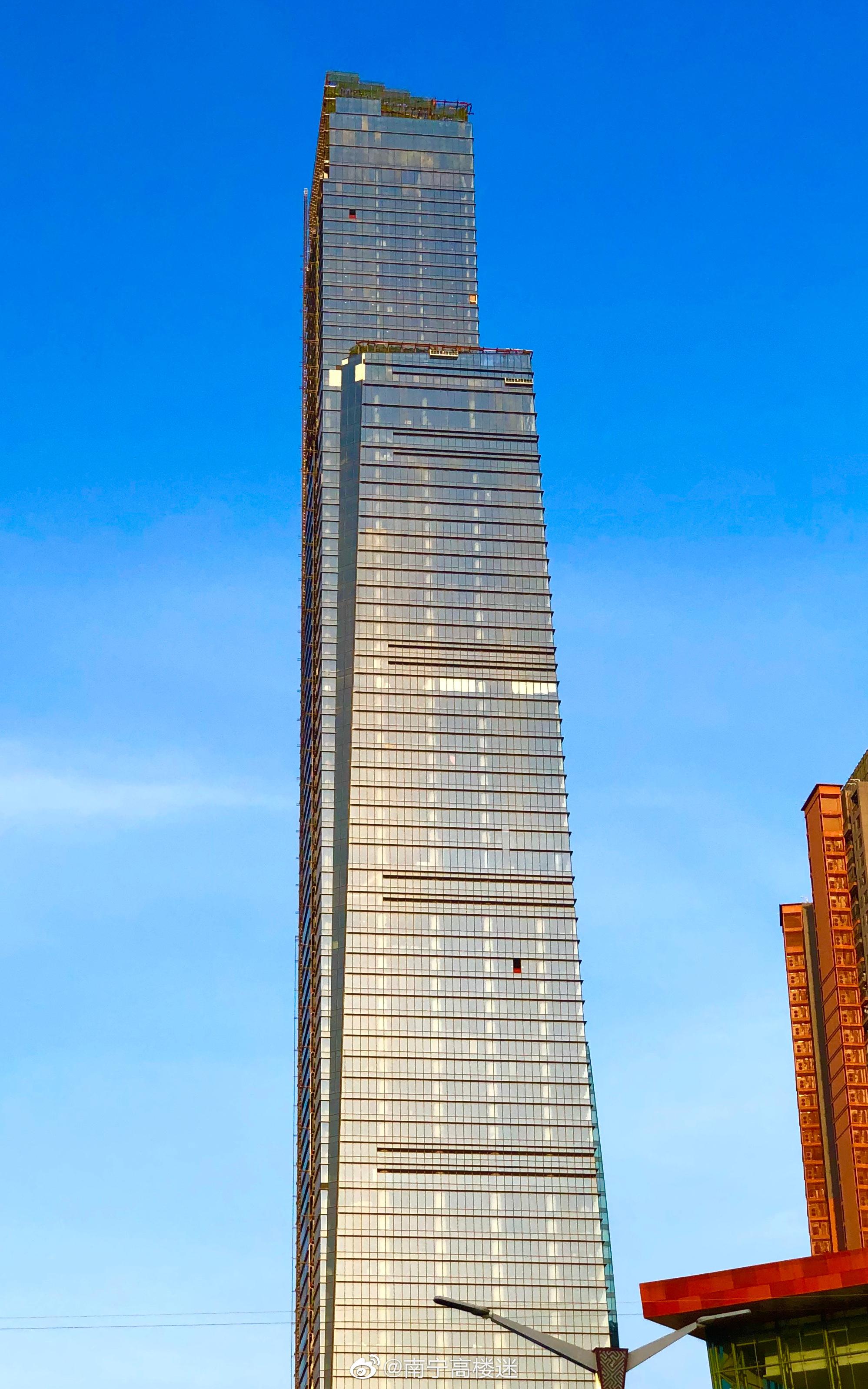 403米华润大厦a座建设进展西侧幕墙安装到顶