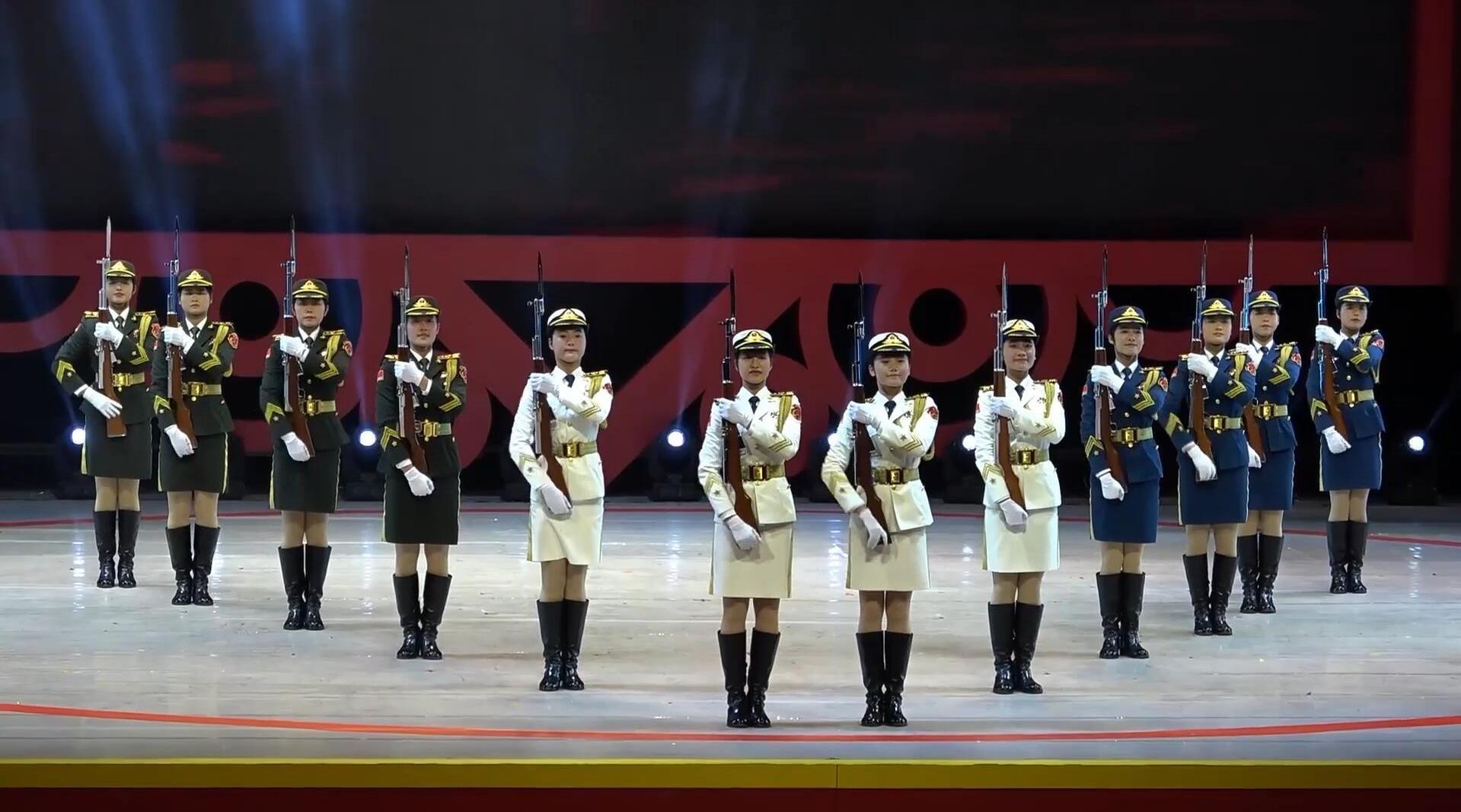 精彩!中国解放军三军仪仗女兵亮相,枪操表演惊艳全场!_新浪新闻