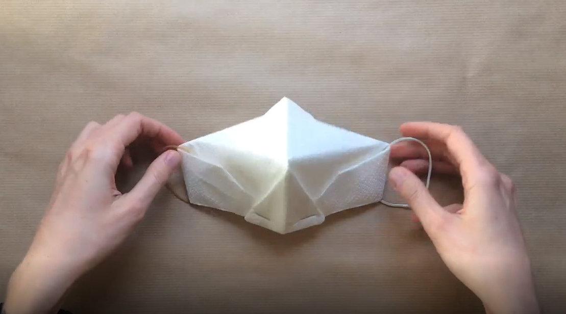 如何用纸巾快速折出一个口罩~你学会了吗?