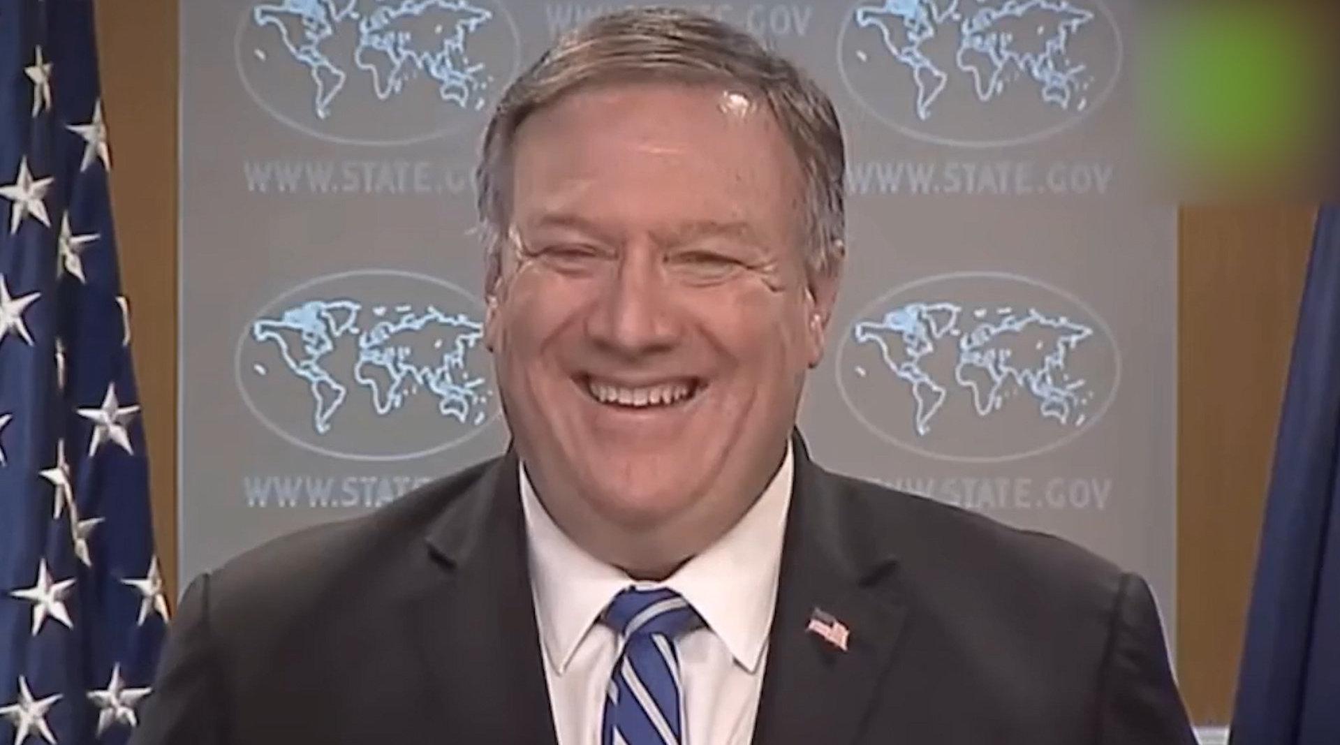 蓬佩奥当场咧开大嘴狂笑