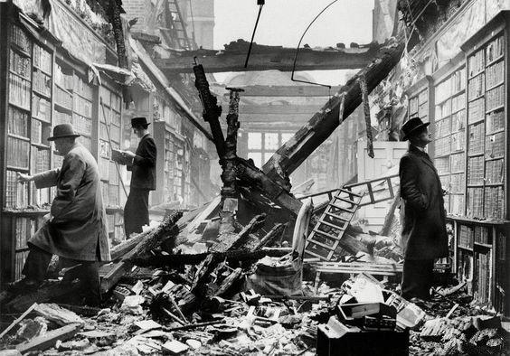 1940伦敦1荷兰屋图书馆的三名绅士站在废墟中