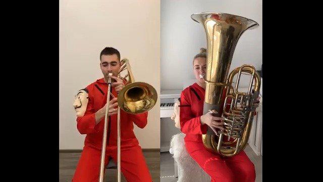 "啊朋友再见吧再见吧再见吧~~~"由长号和大号合奏的《啊朋友再见》