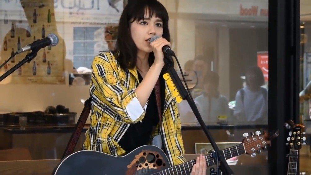 日本索尼音乐的创作女歌手anly,善用loop,一人,一吉他