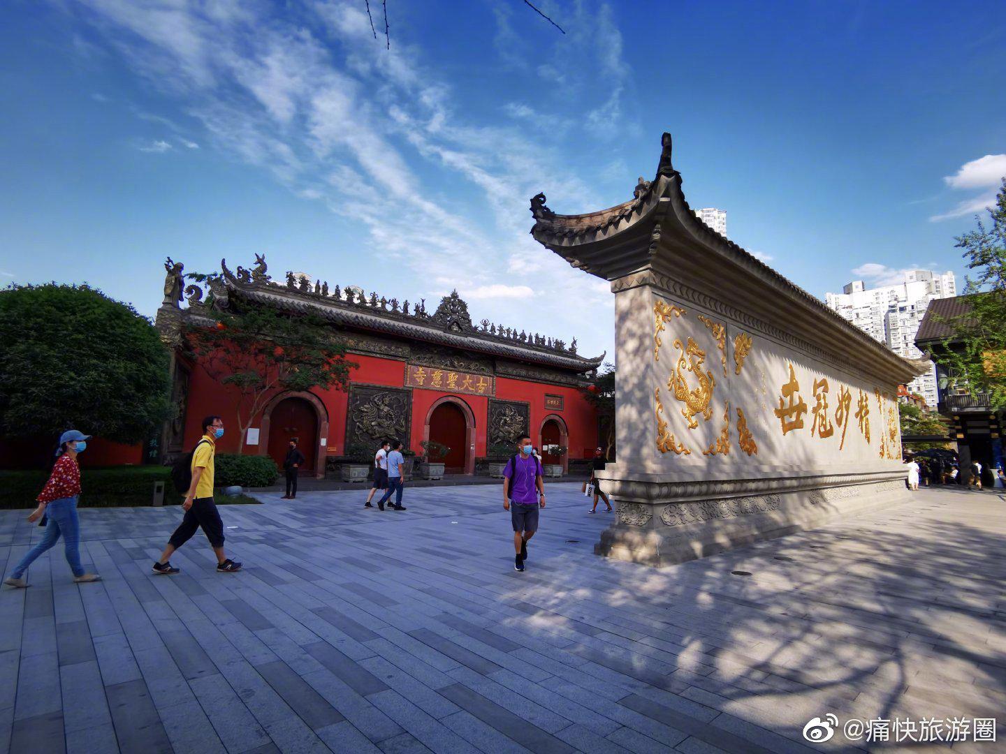 大慈寺位于成都市繁华太古里商业街区