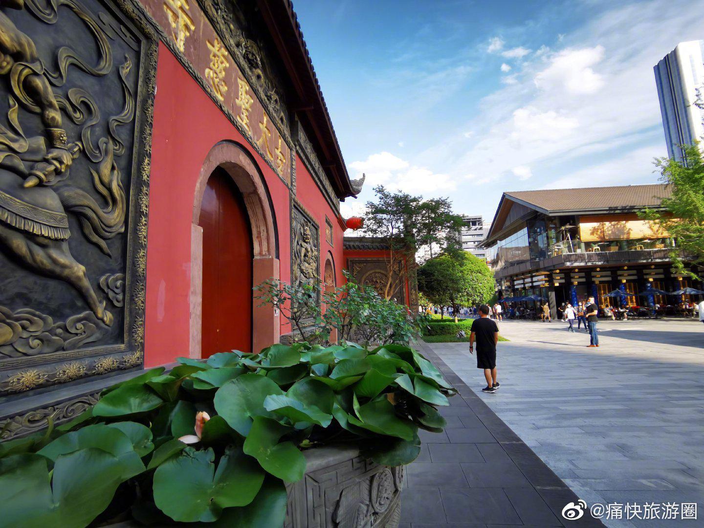 大慈寺位于成都市繁华太古里商业街区