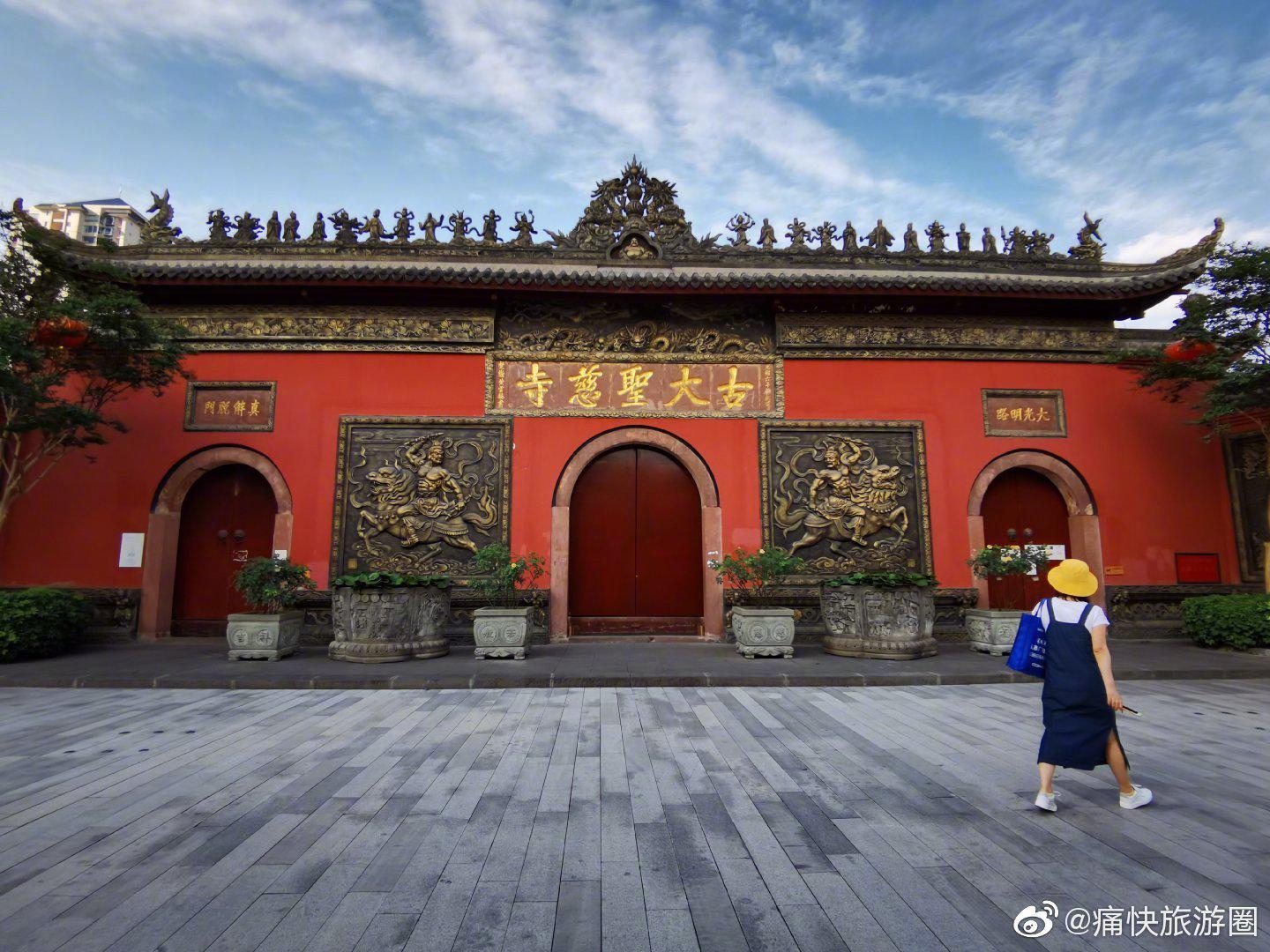 大慈寺位于成都市繁华太古里商业街区