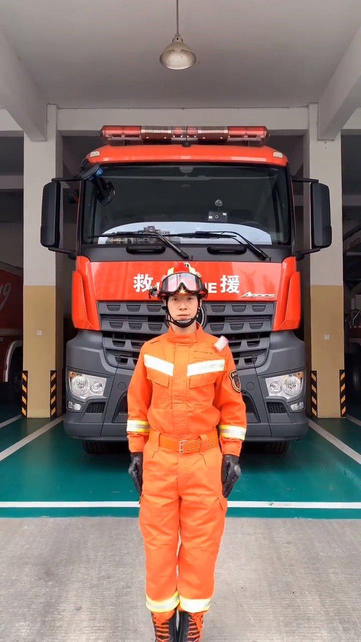 消防战士穿的这身铠甲帅气吗? .成都消防