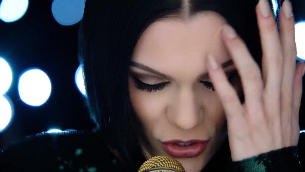 《Flashlight》是Jessie J为电影《完美音调2》献唱的原声歌曲……_新浪新闻