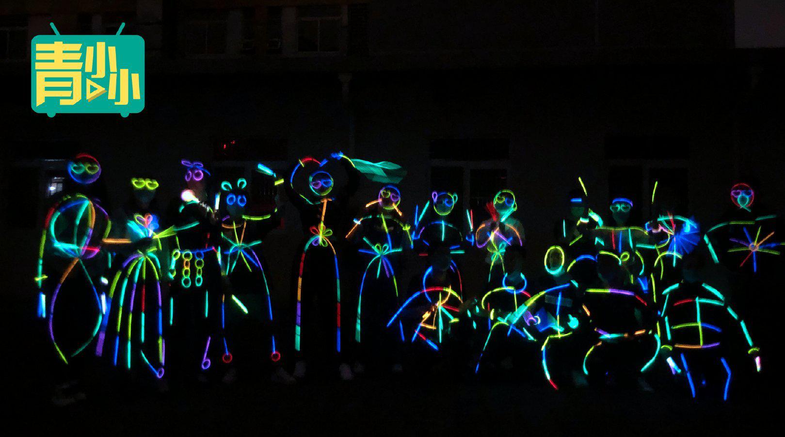 80多位老师跳荧光棒舞欢迎学生返校