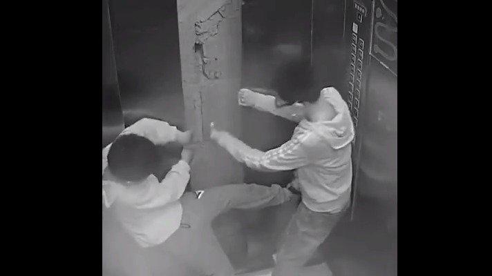 提醒更多家长!2岁女童因遛娃神器被挂电梯门