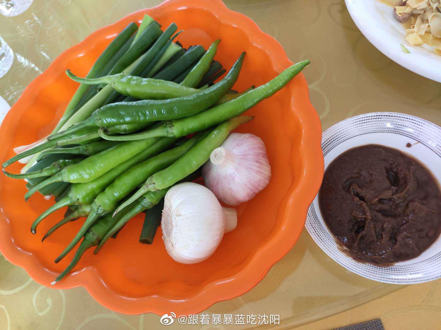 康平这蘸酱菜行啊 生菜黄瓜啥的都上不去台面 都是硬茬