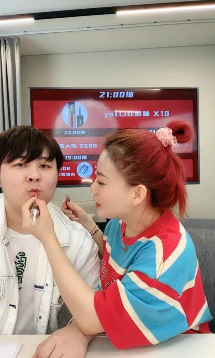 宝剑嫂直播现场给男朋友雨哥涂口红 现在直播涂口红已经是最基本