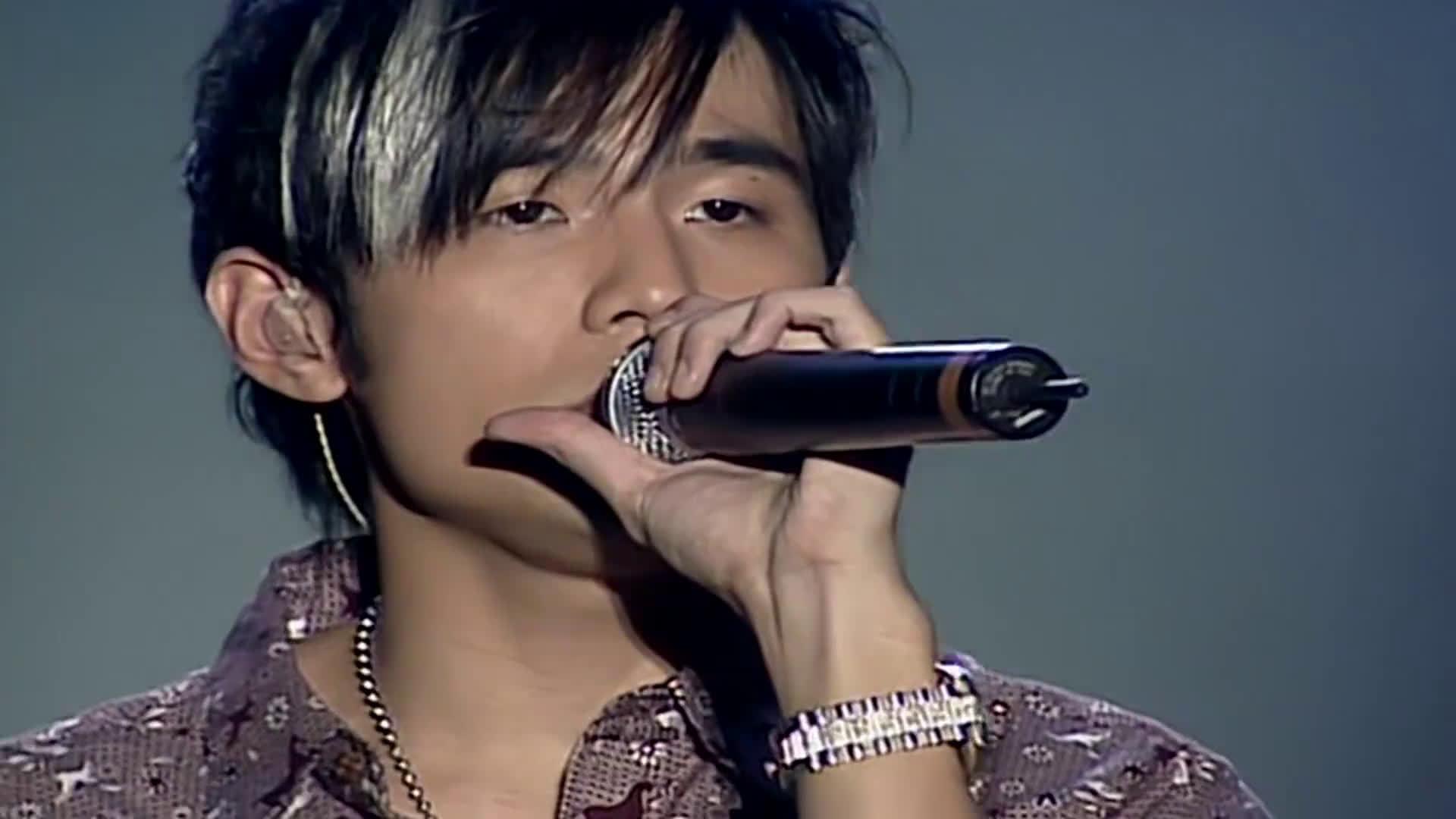 周杰伦演唱会镜头给到台下萧敬腾后来萧敬腾就开始砸场子了