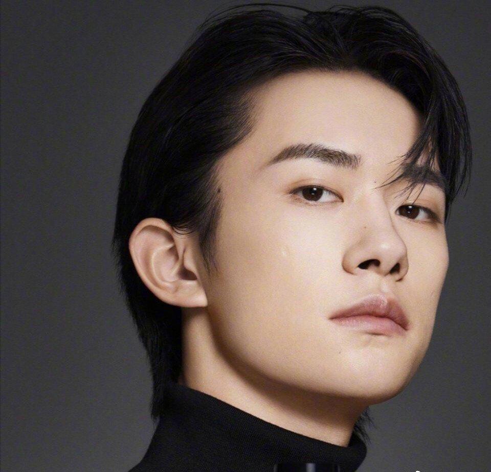 怼脸镜头下的易烊千玺,被放大的美貌.恰到好处的眉心痣